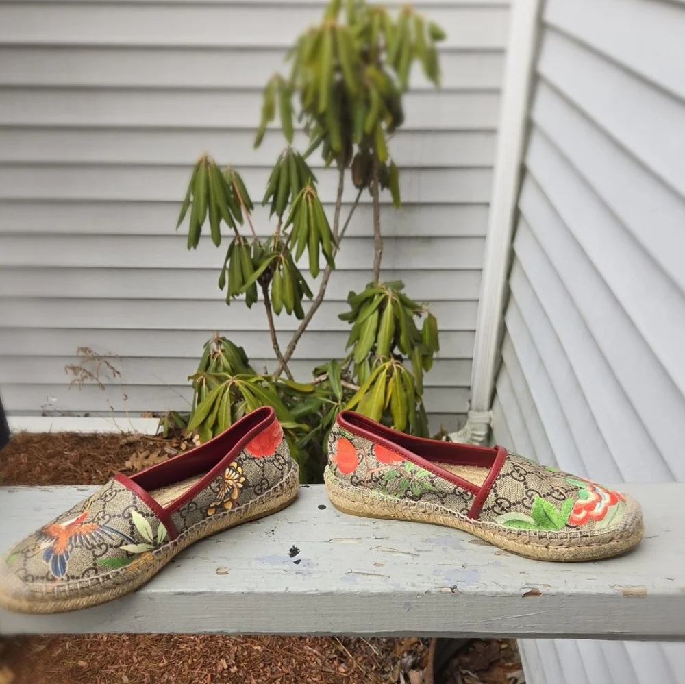 Gucci Kids Shoes with Red and Green Accents
